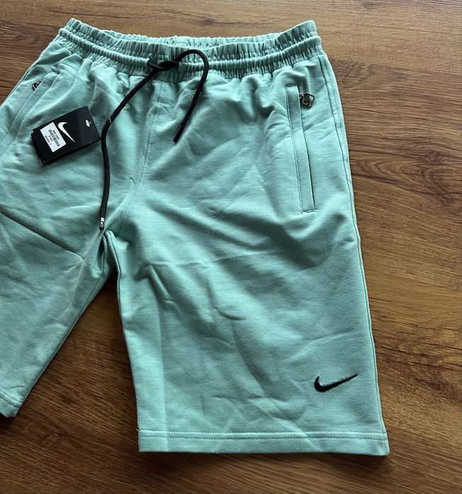 Мъжки,памучни къси панталонки Nike с бродирано лого и ципове на джобоветв цвят мента