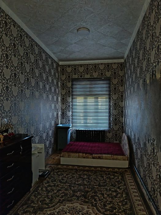 Navoiy sh  Guliston 3 da 6 sotix 2 etajli 8 xonadan iborat hovli sotil