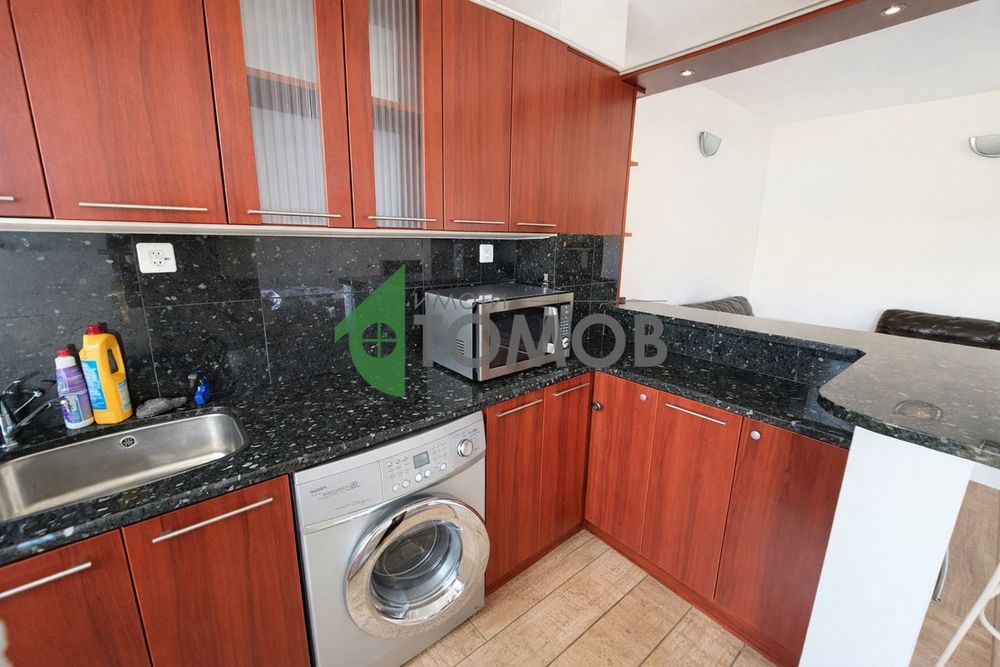 Напълно обзаведен двустаен апартамент под наем в Център