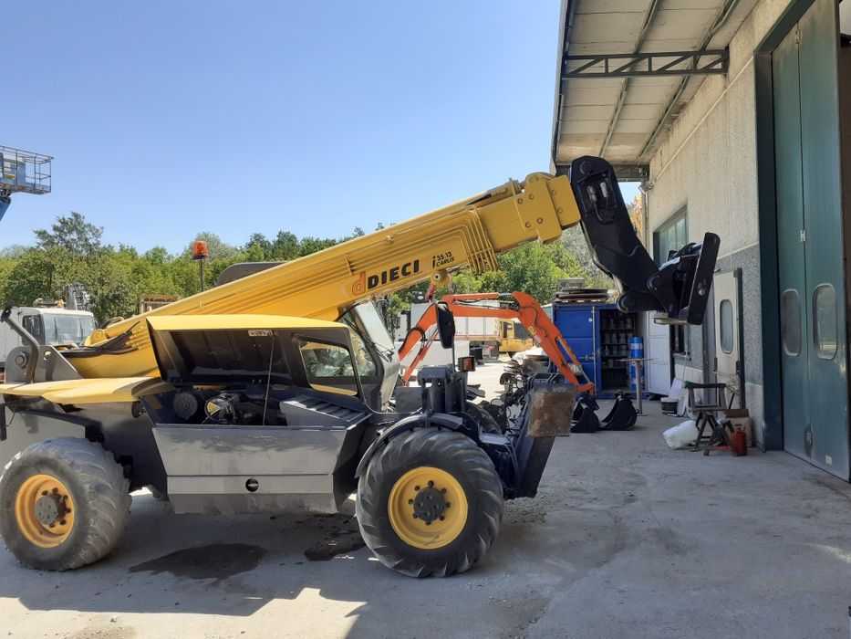schela metalică și popi metalici