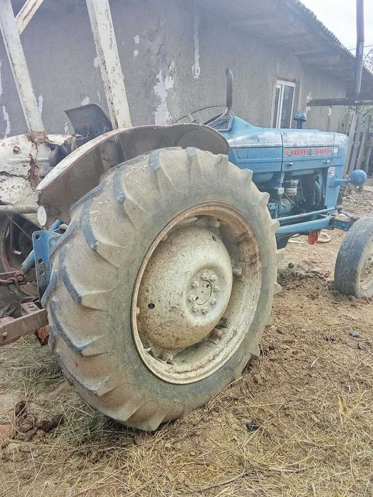 Vînd sau schimb cu masina tractor ford 3000