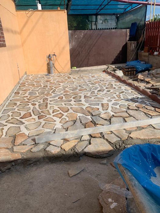 Vând piatra și montez  în toată tara transport gratuit oriunde