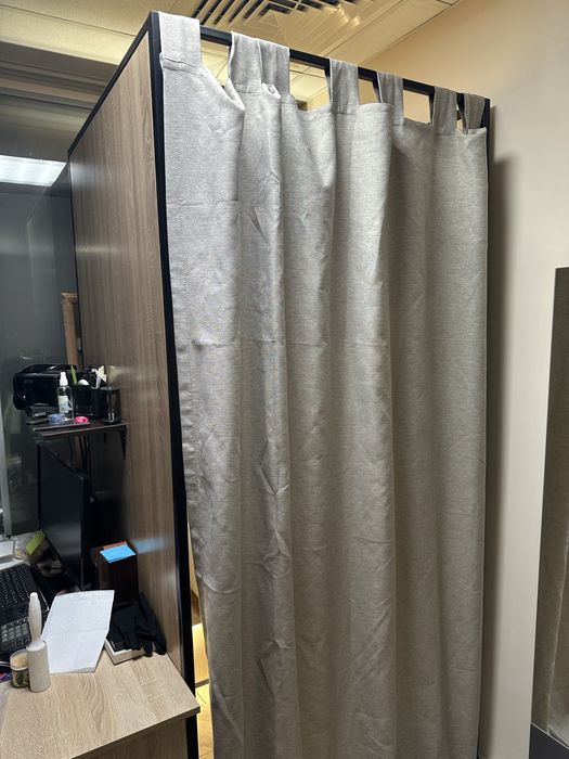 Примерочная с зеркалом и пуфиком