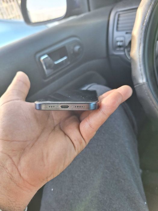 Продавам iPhone 15 pro 128 GB