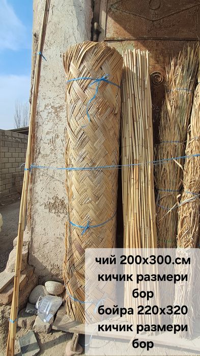 Tom lomboziga qamish maxsulotlari kafe devorlariga chiy va boyralar bo