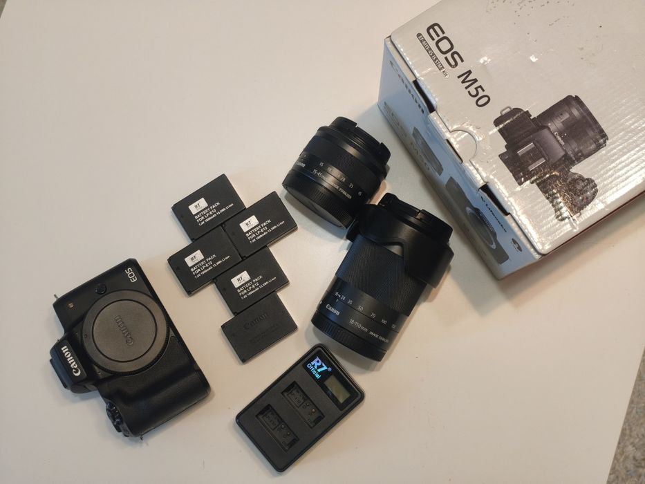 Kit Canon EOS M50 + Obiectiv 15-45mm + obiectiv Premium 18-150mm + 5 Baterii + Geanta