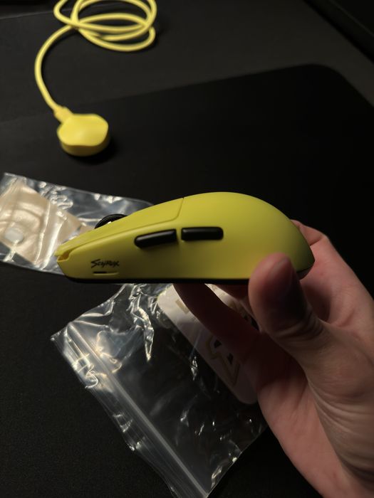 Mouse Gaming Scyrox V8, Galben, Switch-uri Kailh si senzor PAW 3950 – Ca nou, cutia si toate accessoriile incluse