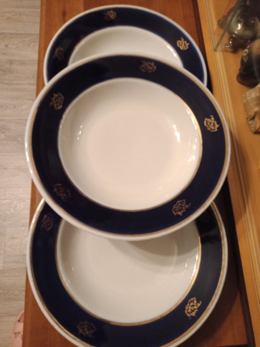 Блюдо.Чайник графины, половник...