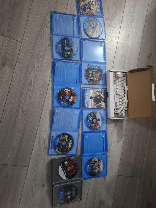 Vând PS4  foarte Bun