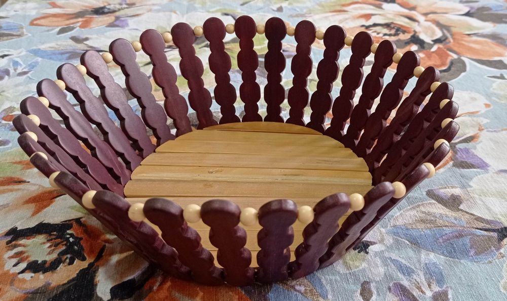 Различни видове подноси за сладки, табли, купи