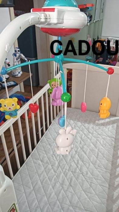 Vând pătuț din lemn cu saltea de cocos