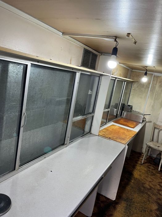 Будка на колесах грильница