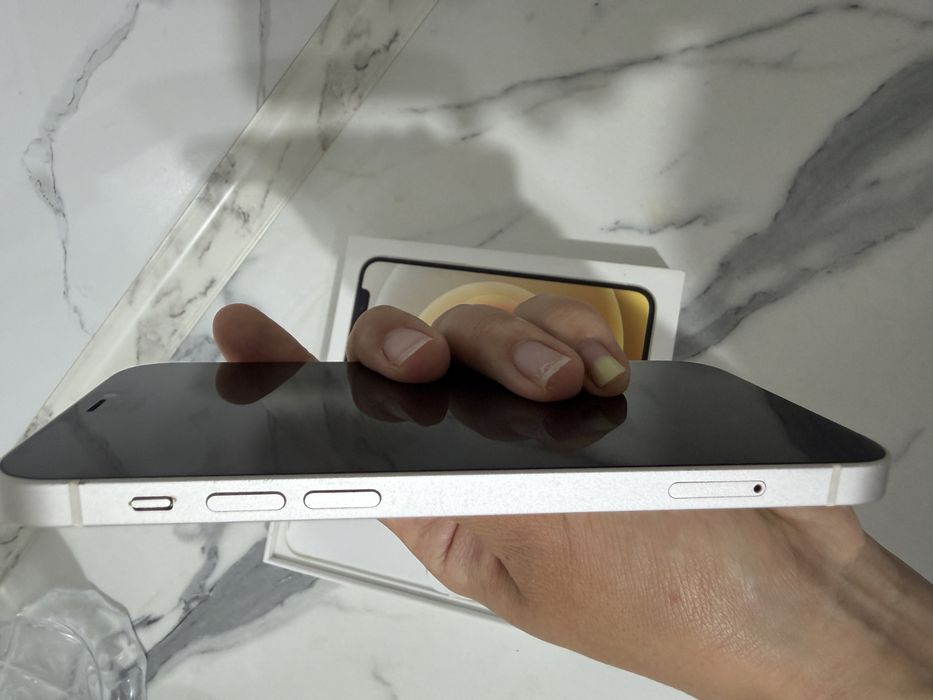 Продам Iphone 12