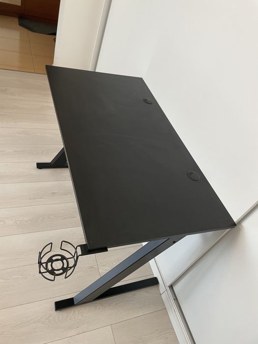 Birou gaming / office negru, cadru metalic, stare foarte bună