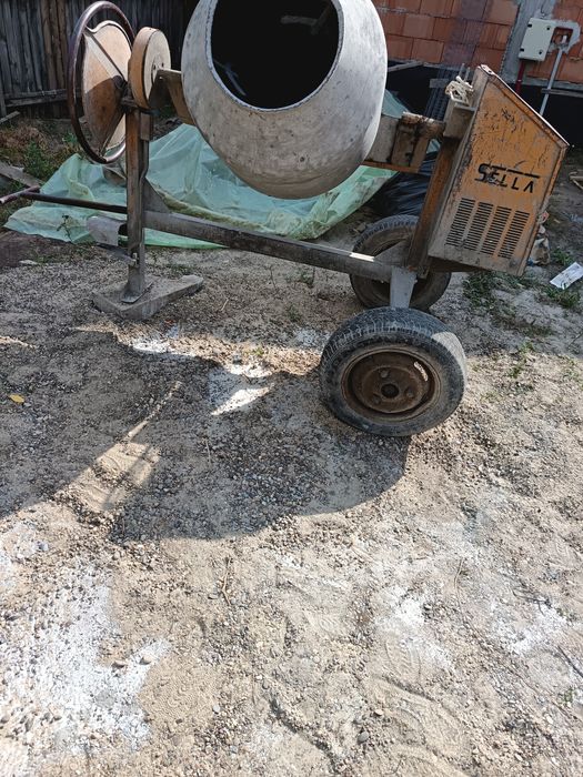 Vând betoniera capacitate 250l silențioasa.