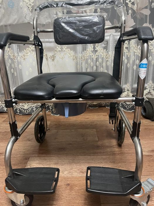 Продаётся коляска с санитарным устройством