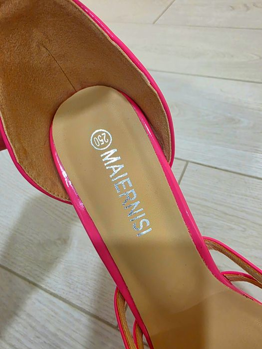 Sandale cu toc inalt