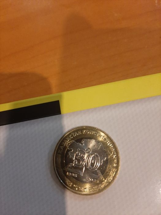 Продам 200тенге и 100 тенгеюбилейная