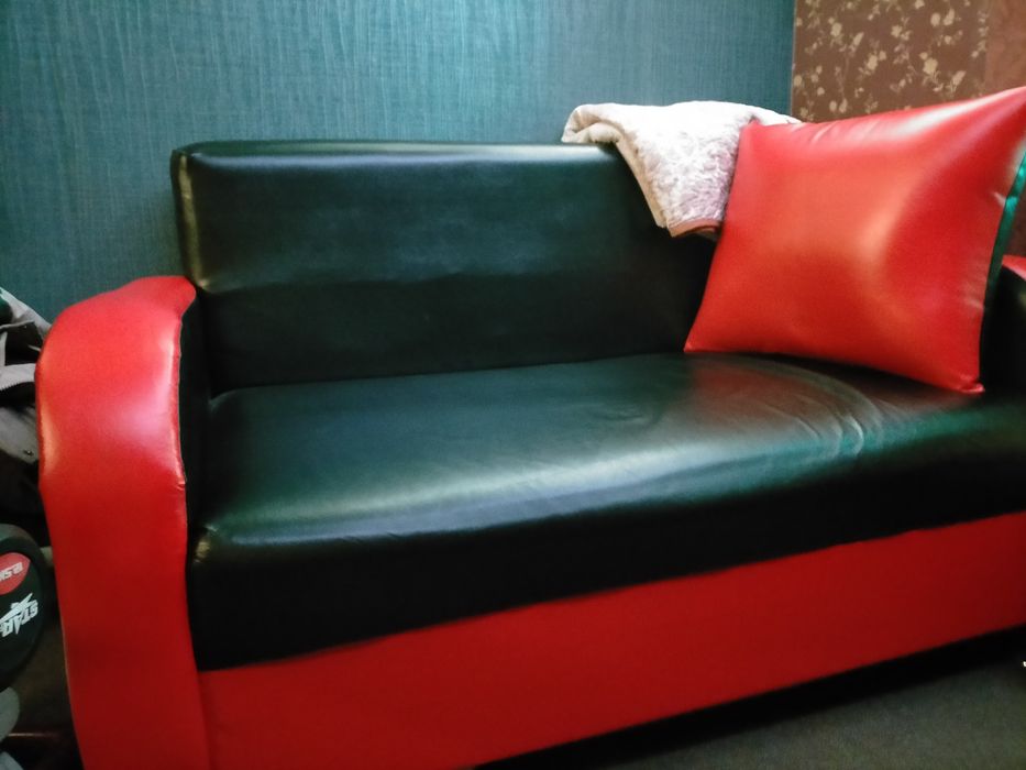 Продам диван,стол и полочку.