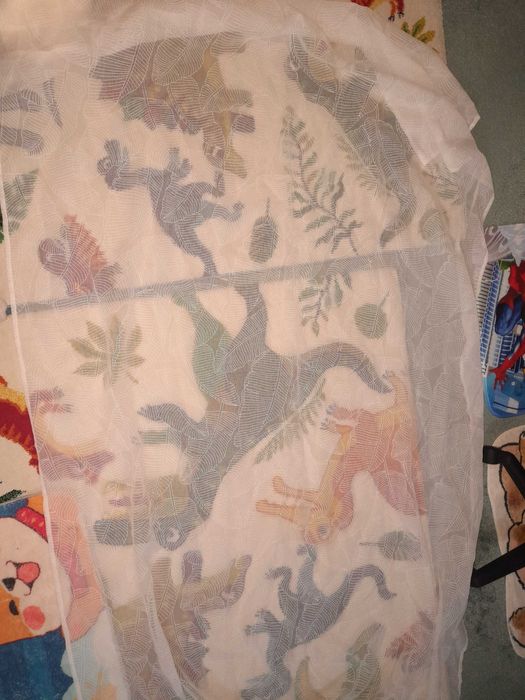 Красиво бяло перде на листа