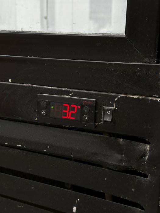 Продаётся Холодильник витринный