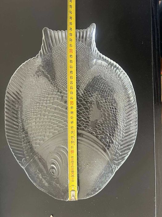 Три стъклени плата за риба.