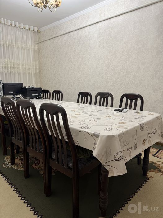 Стол и 12 стульев для гостинной