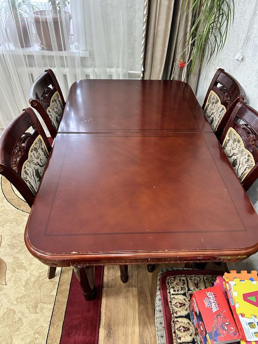 Стол и  шесть стулья