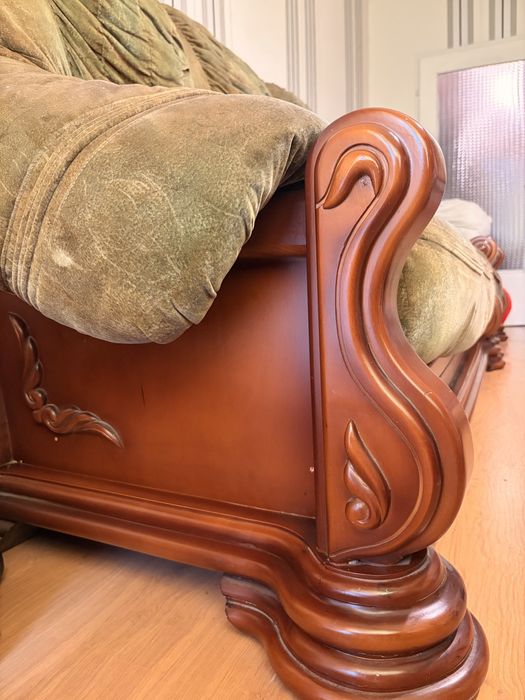 Луксозен винтидж холов комплект от масивно орехово дърво и кадифена тапицерия– диван + 2 фотьойла