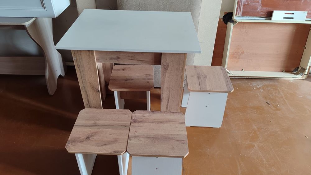 Продам стол и 4 табуретки набор