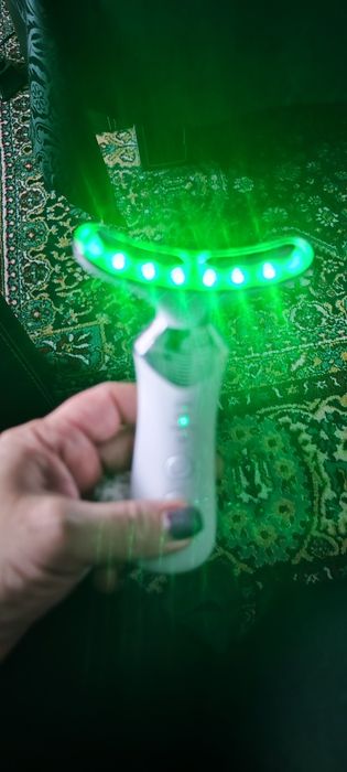 Уред за шия за терапия против отпуснатост и бръчки .