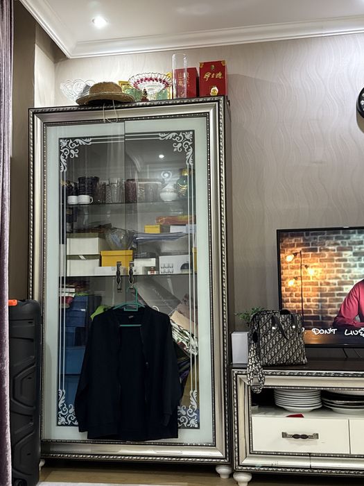 Продам гостинный шкаф