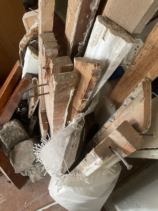 Доски, кафель, строй.мусор даром