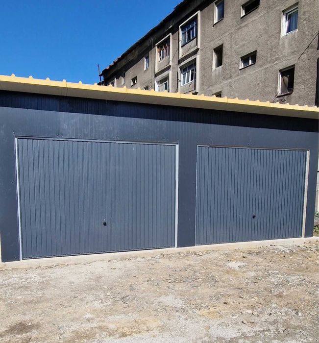 Vand garaje metalice la comanda, din structura metalica usoara si panouri sandwich termoizolante, ideale pentru curte, teren sau spatiu comercial.