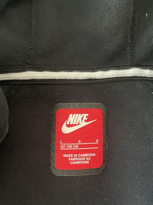 Hanorac nike tech fleche gri cu negru purtat de 3 oi