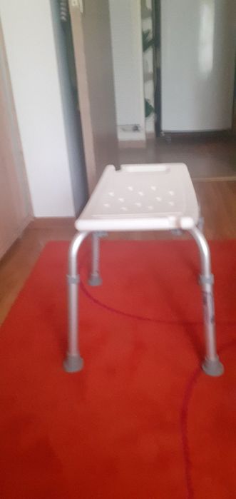 Scaun pentru duș seniori. Scaunul este reglabil și suporta pana la 140 de kg