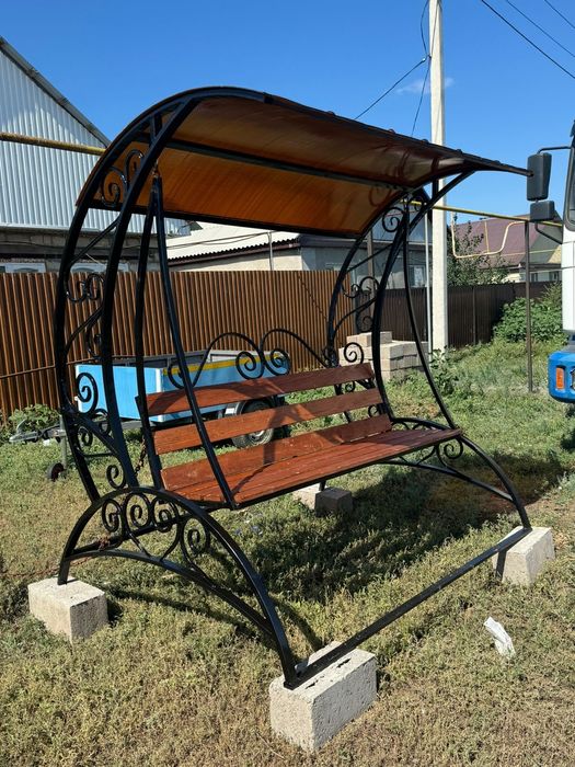 Садовая качеля из кованных элементов