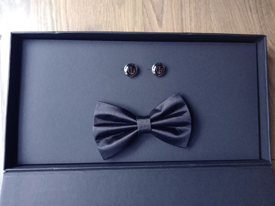 Set papion și butoni cămașă deosebit