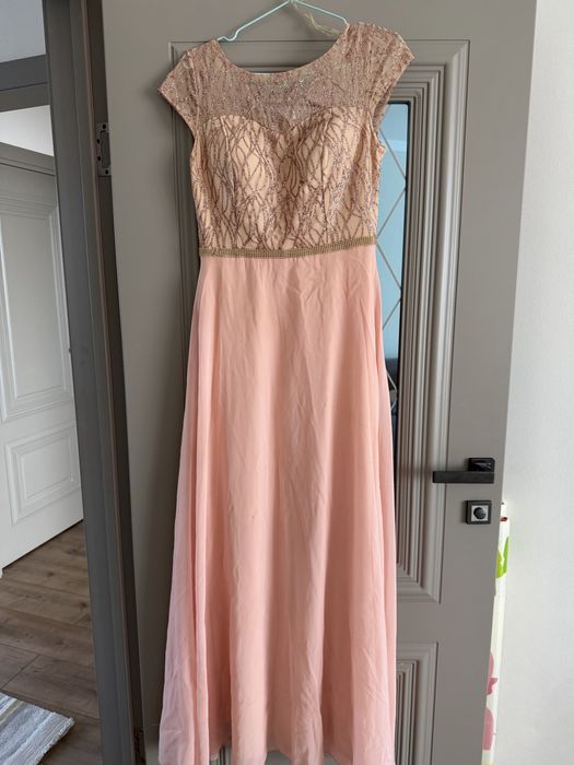 Продам платья размера М все по2000 тг