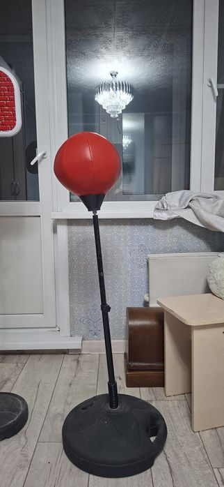 Боксёрсская груша и баскетбольное кольцо и самокат