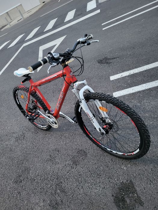 Vând bicicleta aproape nou