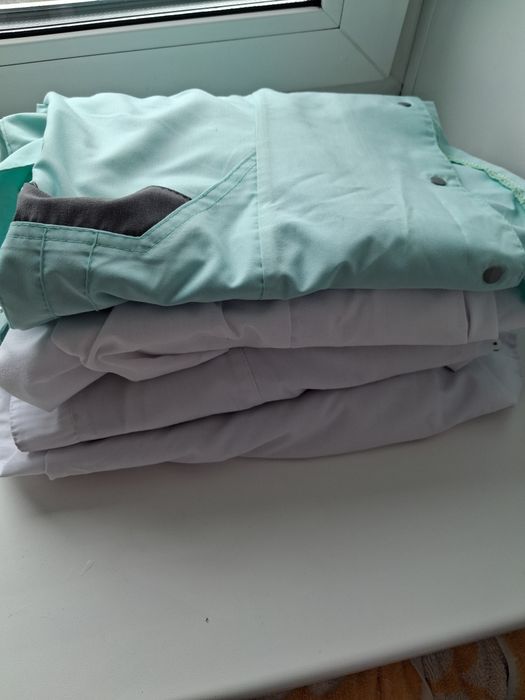 Медицинские халаты и куртка