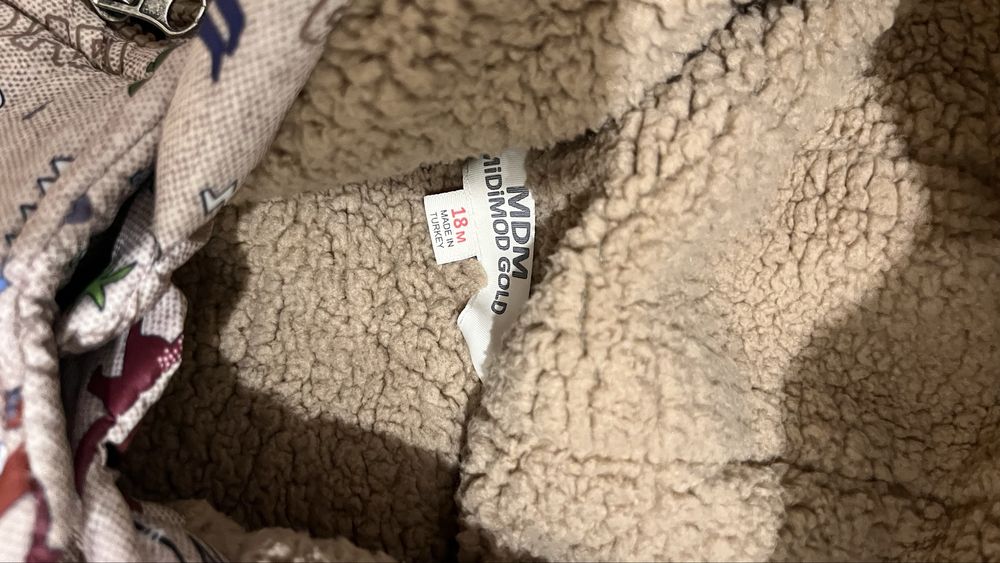 Космонавт на динозаври