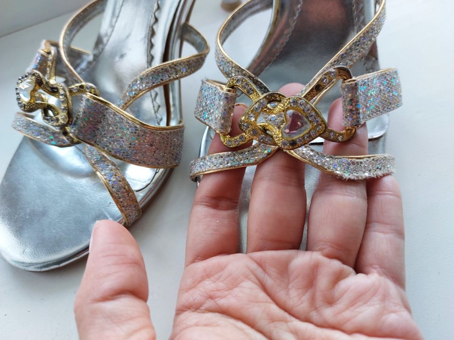 Продам оригинальные босоножки