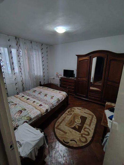 Se oferă spre vânzare un apartament cu 4camere spațios 104metri pătrați în Drăgășani