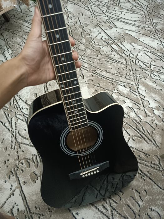 Электро - акустическая гитара, сумка, 2 медиатора и 5 струн