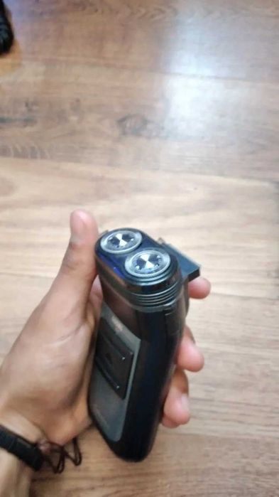 Продавам мъжка електрическа самобръсначка