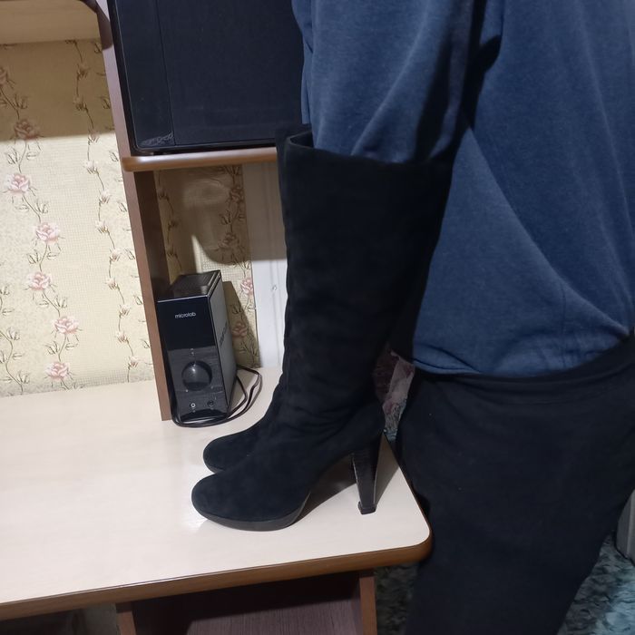 Продам замшевые сапоги