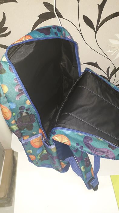 Rucsac cu mufă și cablu USB inclus, buzunare interioare și exterioare