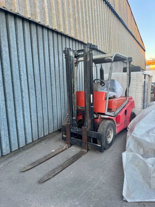 Vand motostivuitor cu furci frontale